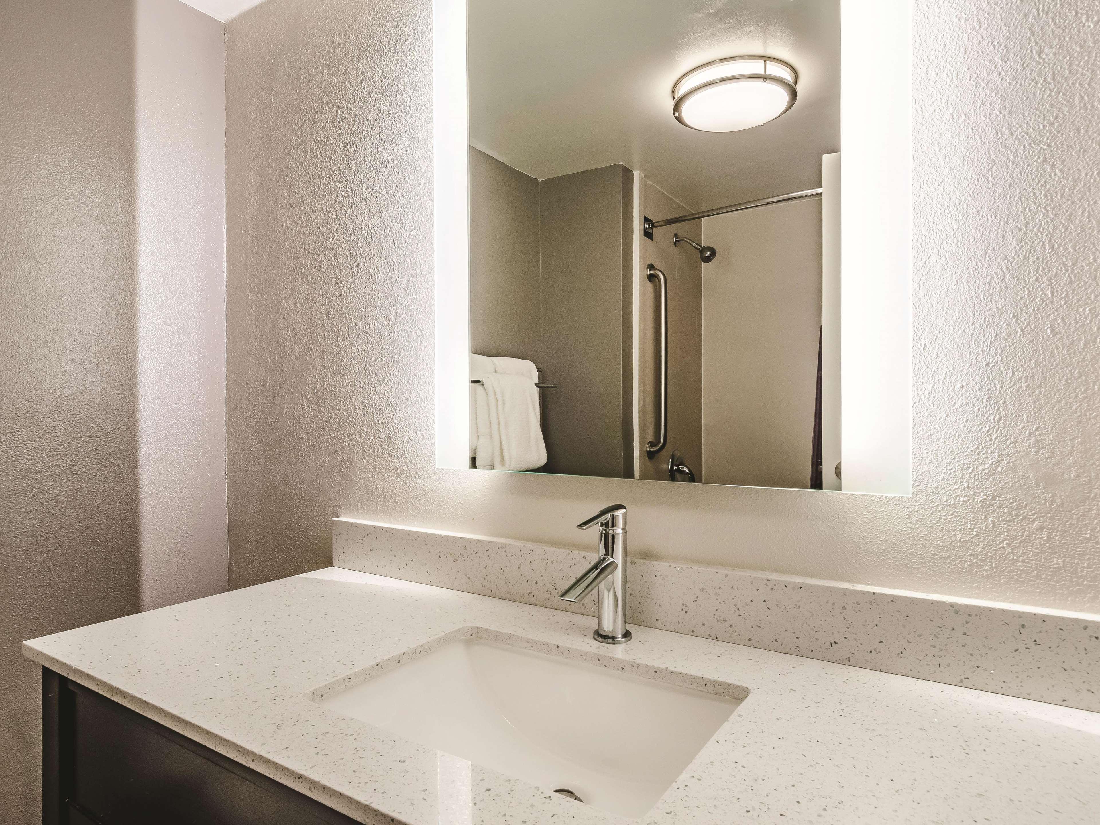 Hotel La Quinta By Wyndham Warwick Providence Airport Extérieur photo