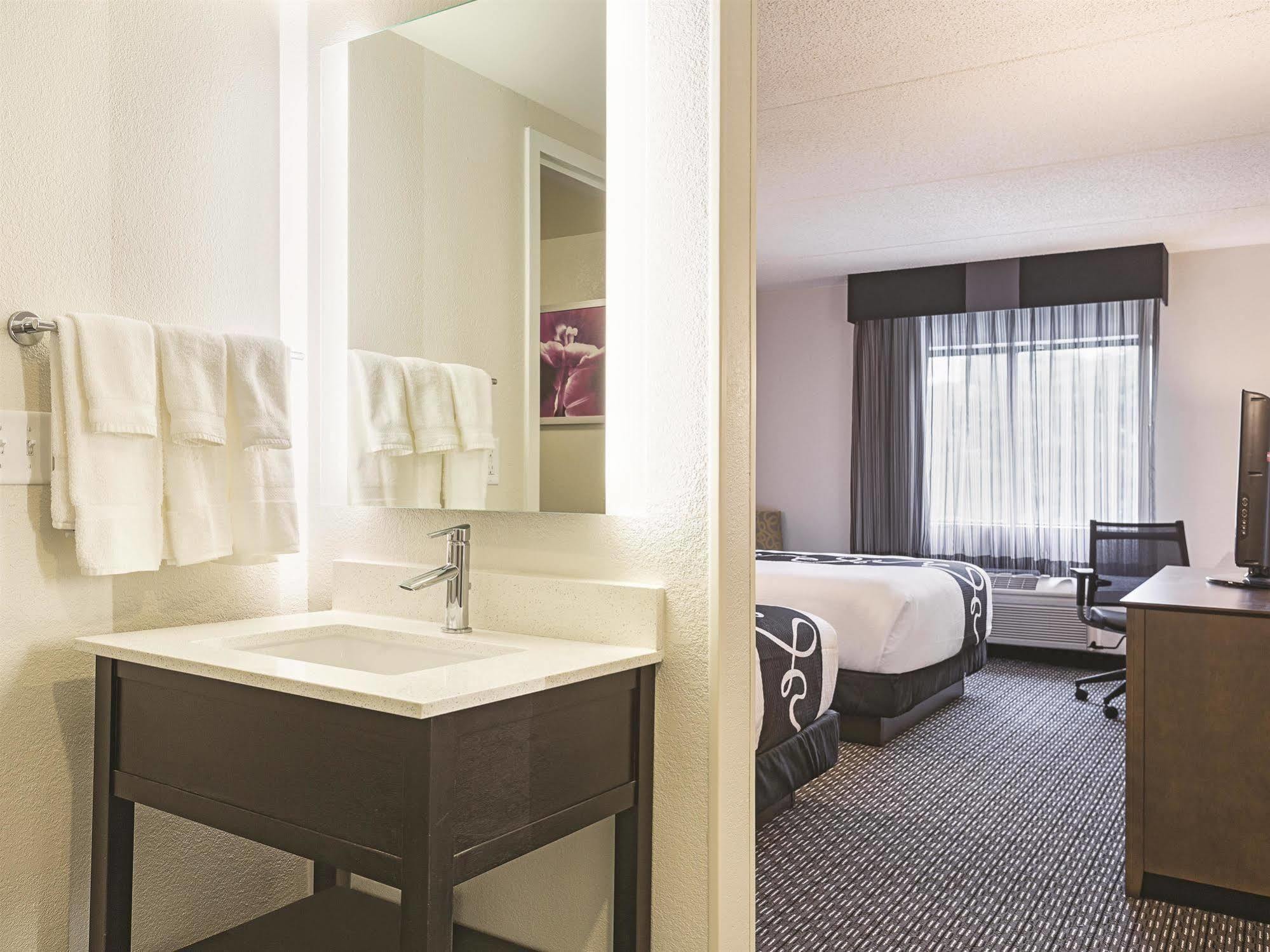Hotel La Quinta By Wyndham Warwick Providence Airport Extérieur photo